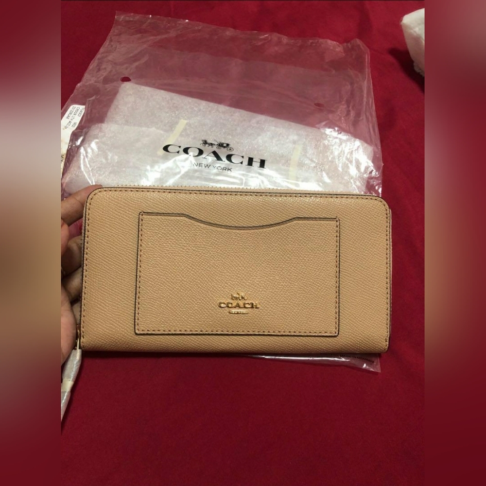 COACH DESIGNER Beige Zip Crossgrain accordian wallet